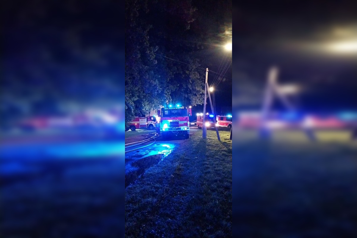 FOTO: V Číčove v noci horela fara, hasiči bojovali s ohňom dlhé hodiny, foto 9