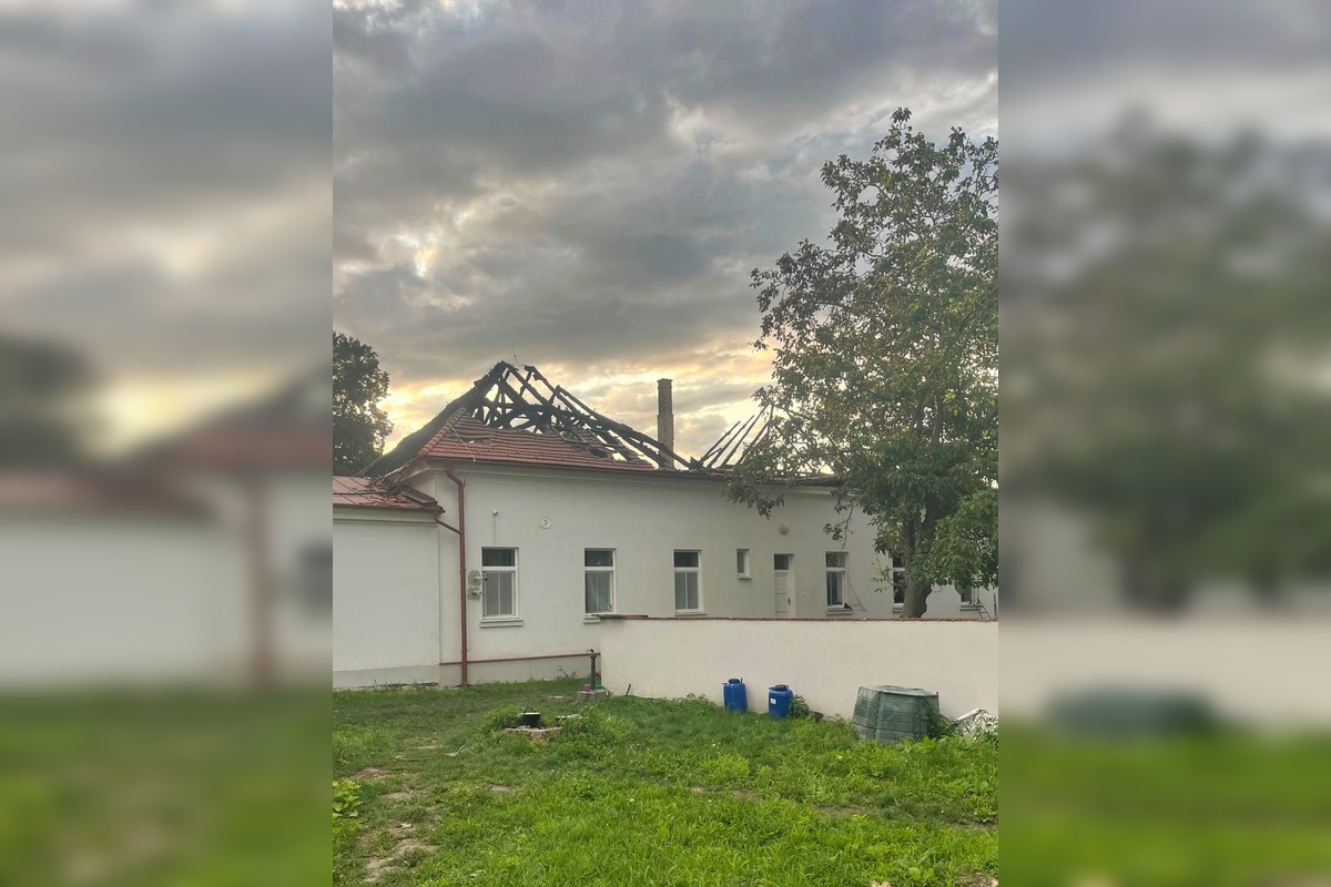 FOTO: V Číčove v noci horela fara, hasiči bojovali s ohňom dlhé hodiny, foto 10