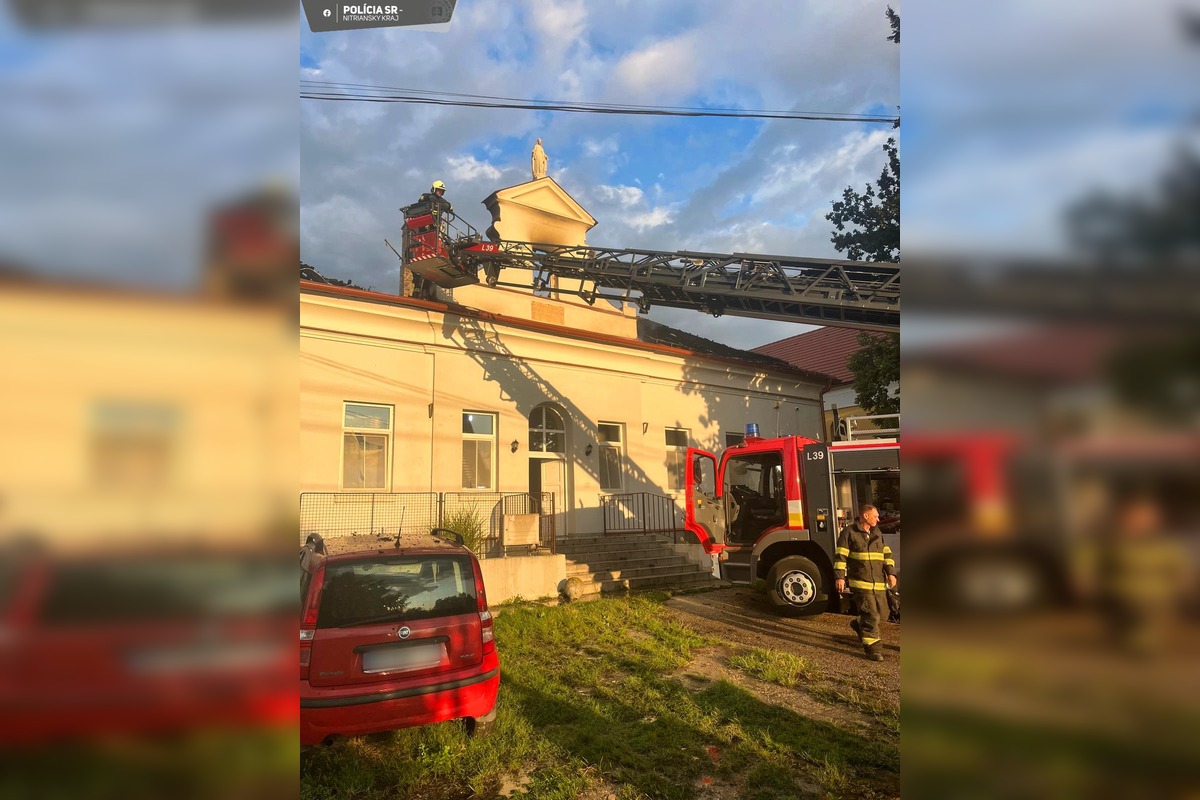 FOTO: V Číčove v noci horela fara, hasiči bojovali s ohňom dlhé hodiny, foto 11