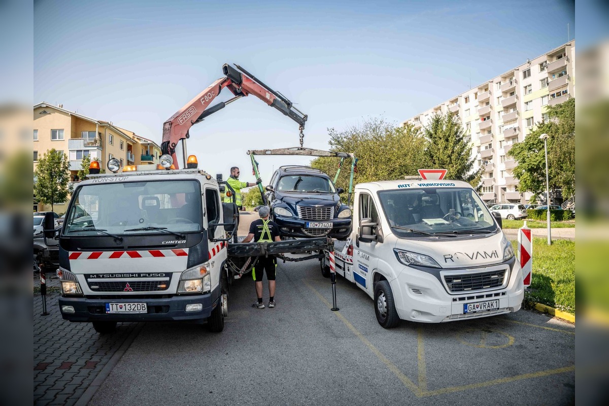 FOTO: Z ulíc v Topoľčanoch postupne miznú staré autovraky, foto 1