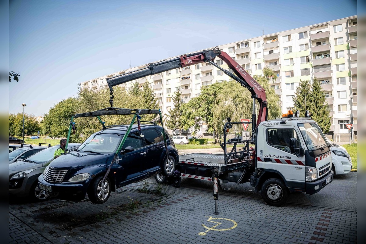 FOTO: Z ulíc v Topoľčanoch postupne miznú staré autovraky, foto 4