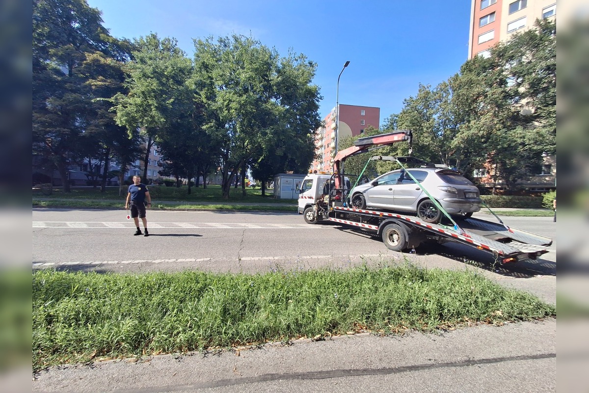 FOTO: Z ulíc v Topoľčanoch postupne miznú staré autovraky, foto 3