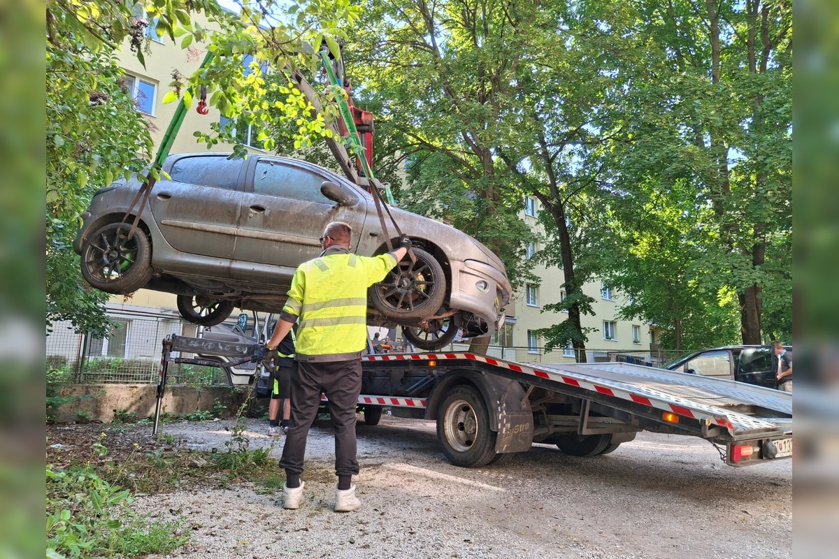 FOTO: Z ulíc v Topoľčanoch postupne miznú staré autovraky, foto 5