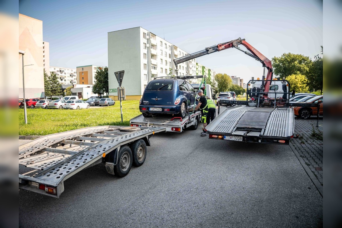 FOTO: Z ulíc v Topoľčanoch postupne miznú staré autovraky, foto 2