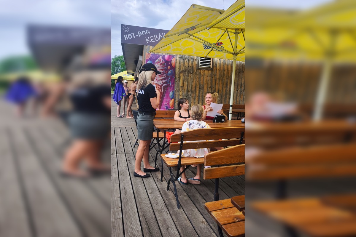 FOTO: Nitrianske kúpalisko sa stalo miestom preventívnej kampane, preventiska upozorňuje návštevníkov na riziko krádeží, foto 2