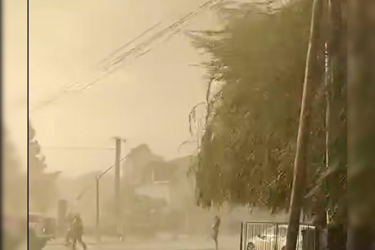 FOTO: V obciach pri Nových Zámkoch sa prehnal downburst, vietor lámal stromy a prerušil železničnú dopravu, foto 1