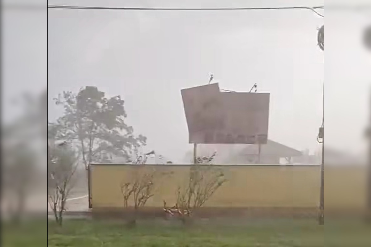 FOTO: V obciach pri Nových Zámkoch sa prehnal downburst, vietor lámal stromy a prerušil železničnú dopravu, foto 2