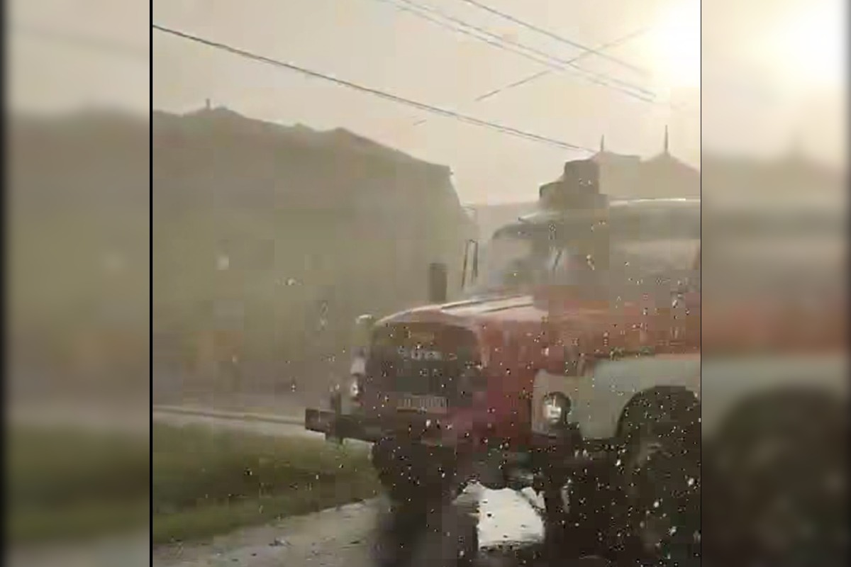 FOTO: V obciach pri Nových Zámkoch sa prehnal downburst, vietor lámal stromy a prerušil železničnú dopravu, foto 3