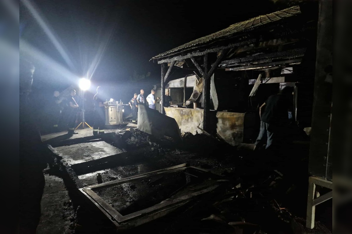 FOTO: Mäsiarstvo v Gbelciach vyhorelo počas búrky, hasiči zasahovali aj proti padajúcim stromom, foto 1