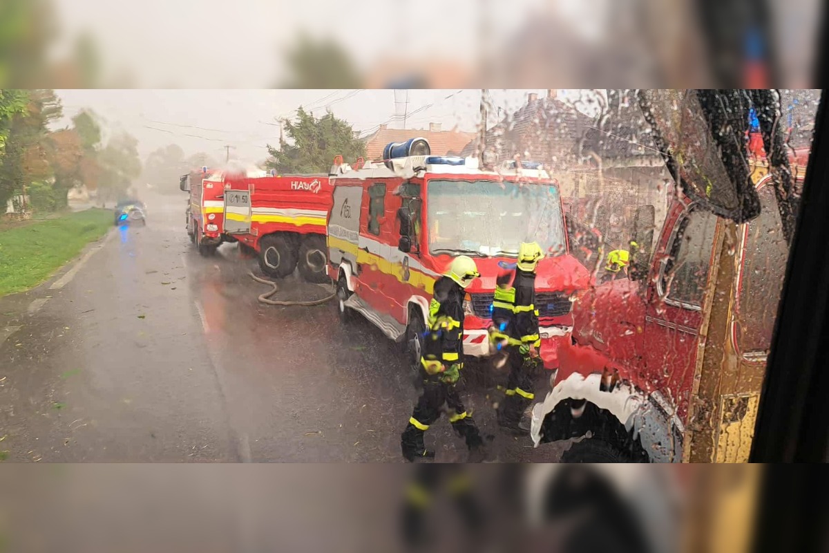 FOTO: Mäsiarstvo v Gbelciach vyhorelo počas búrky, hasiči zasahovali aj proti padajúcim stromom, foto 3