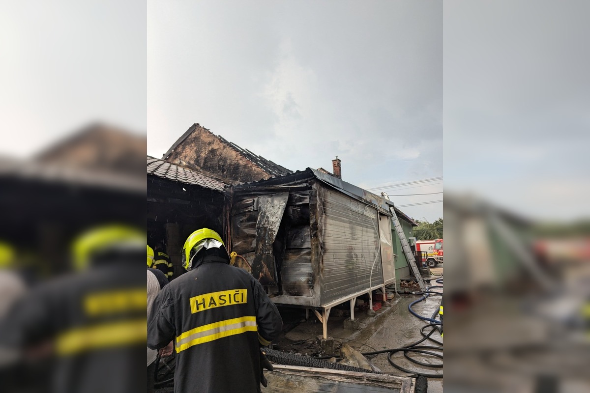 FOTO: Mäsiarstvo v Gbelciach vyhorelo počas búrky, hasiči zasahovali aj proti padajúcim stromom, foto 4