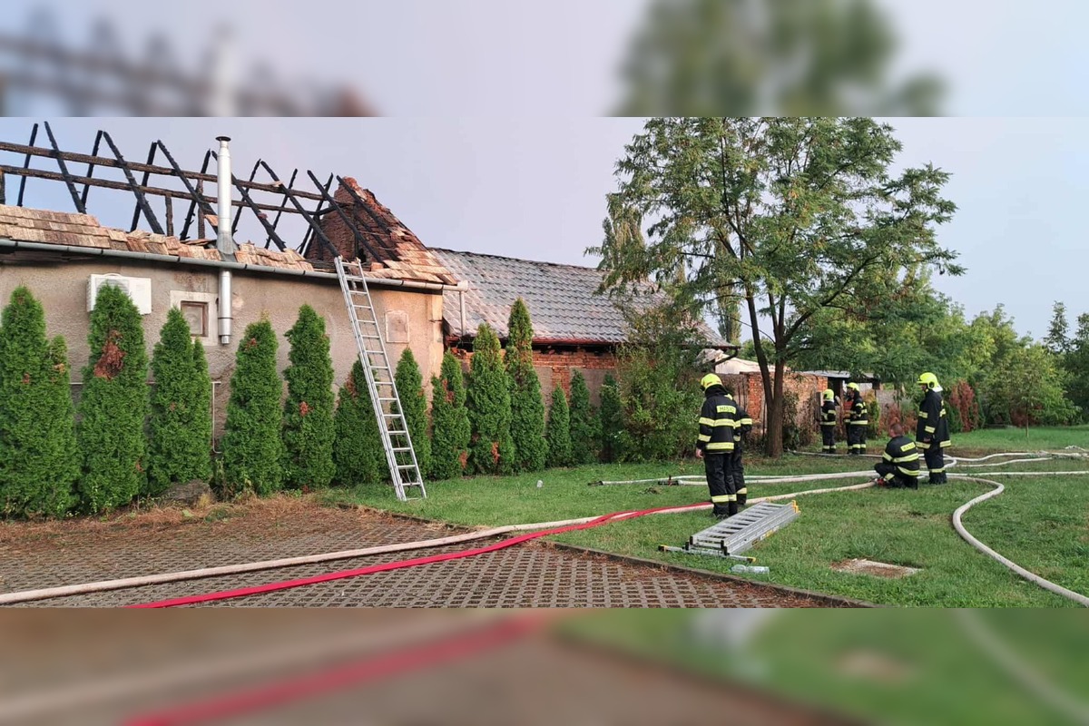 FOTO: Mäsiarstvo v Gbelciach vyhorelo počas búrky, hasiči zasahovali aj proti padajúcim stromom, foto 5