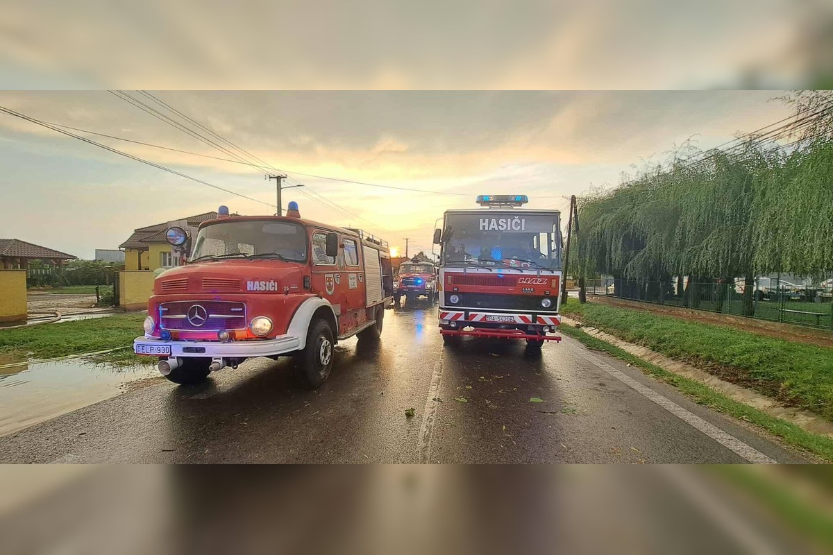 FOTO: Mäsiarstvo v Gbelciach vyhorelo počas búrky, hasiči zasahovali aj proti padajúcim stromom, foto 6