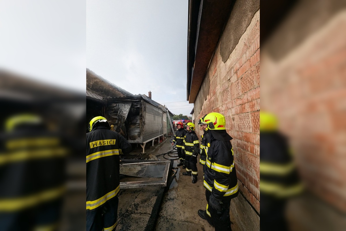 FOTO: Mäsiarstvo v Gbelciach vyhorelo počas búrky, hasiči zasahovali aj proti padajúcim stromom, foto 7