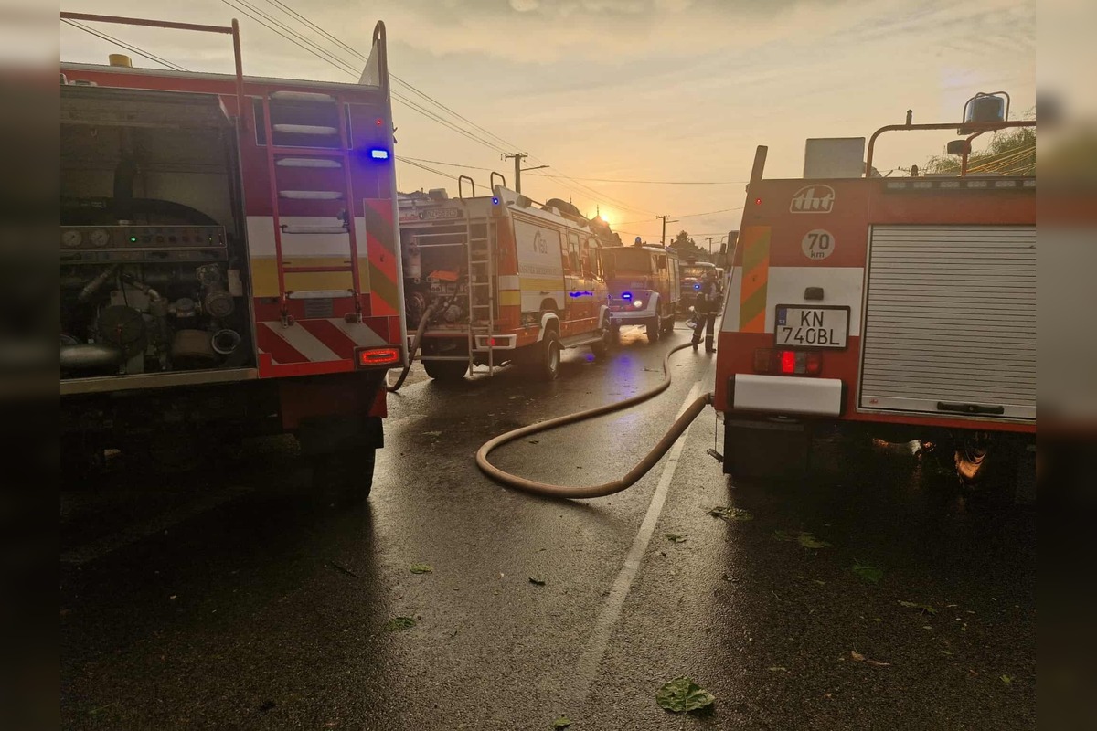 FOTO: Mäsiarstvo v Gbelciach vyhorelo počas búrky, hasiči zasahovali aj proti padajúcim stromom, foto 8