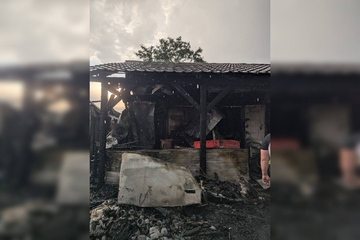 FOTO: Mäsiarstvo v Gbelciach vyhorelo počas búrky, hasiči zasahovali aj proti padajúcim stromom, foto 9