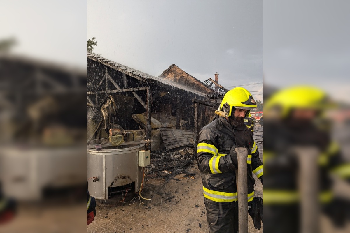 FOTO: Mäsiarstvo v Gbelciach vyhorelo počas búrky, hasiči zasahovali aj proti padajúcim stromom, foto 10