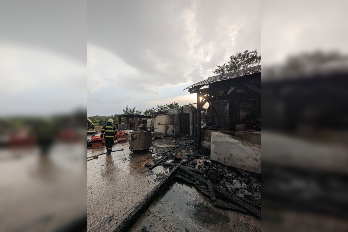 FOTO: Mäsiarstvo v Gbelciach vyhorelo počas búrky, hasiči zasahovali aj proti padajúcim stromom, foto 14