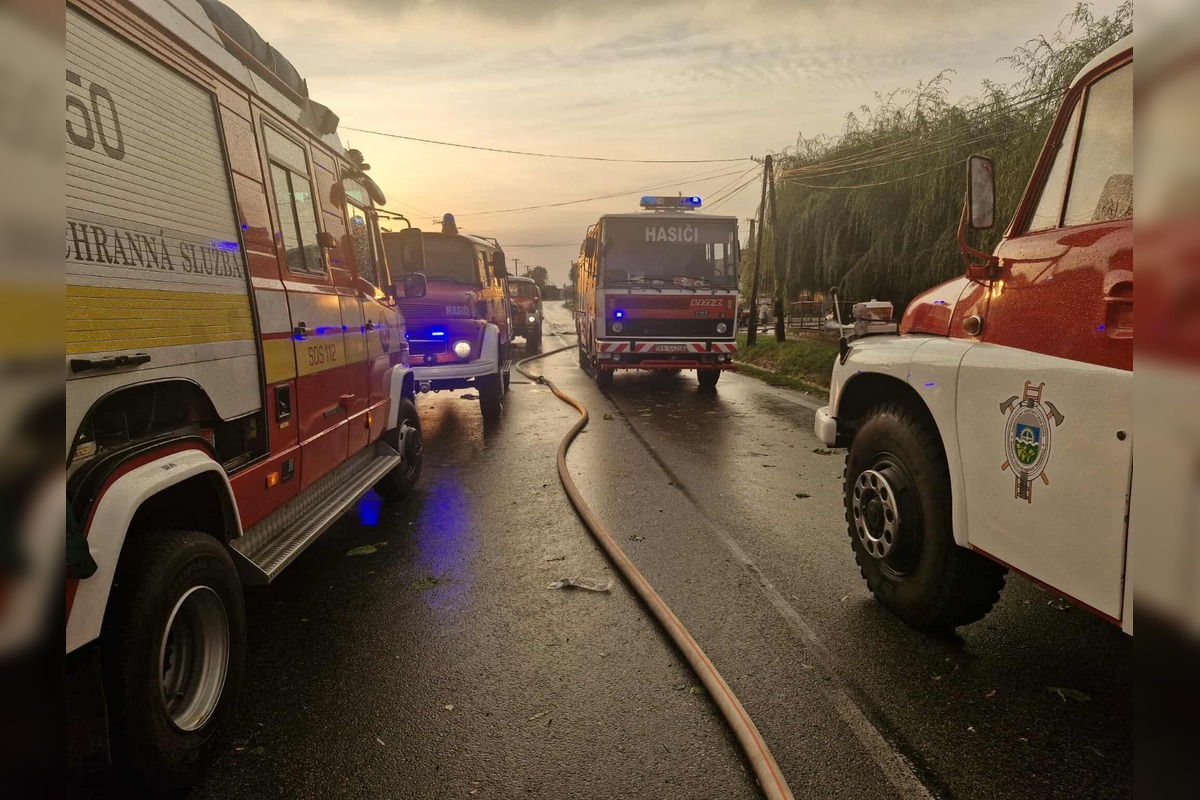 FOTO: Mäsiarstvo v Gbelciach vyhorelo počas búrky, hasiči zasahovali aj proti padajúcim stromom, foto 15