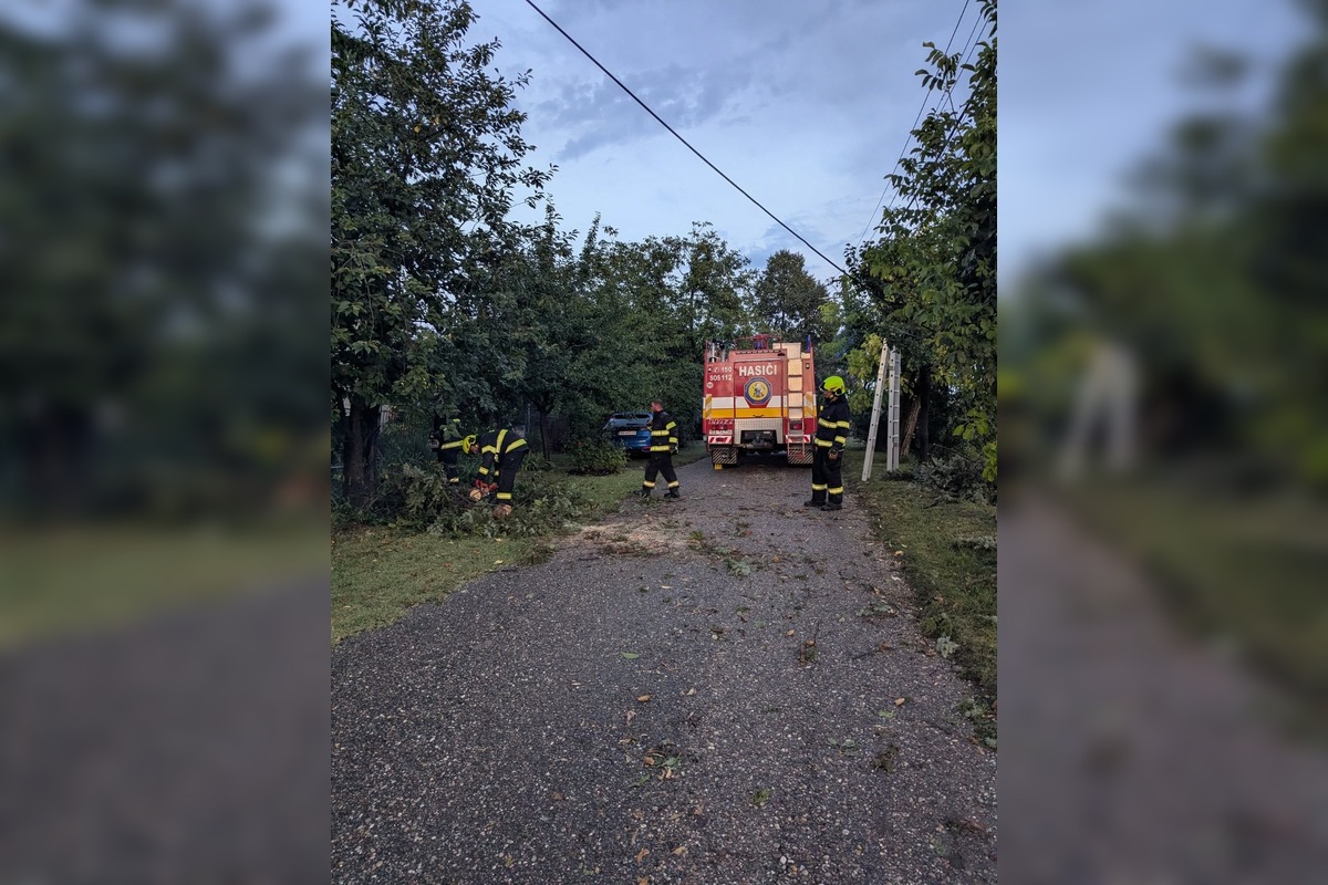 FOTO: Mäsiarstvo v Gbelciach vyhorelo počas búrky, hasiči zasahovali aj proti padajúcim stromom, foto 17