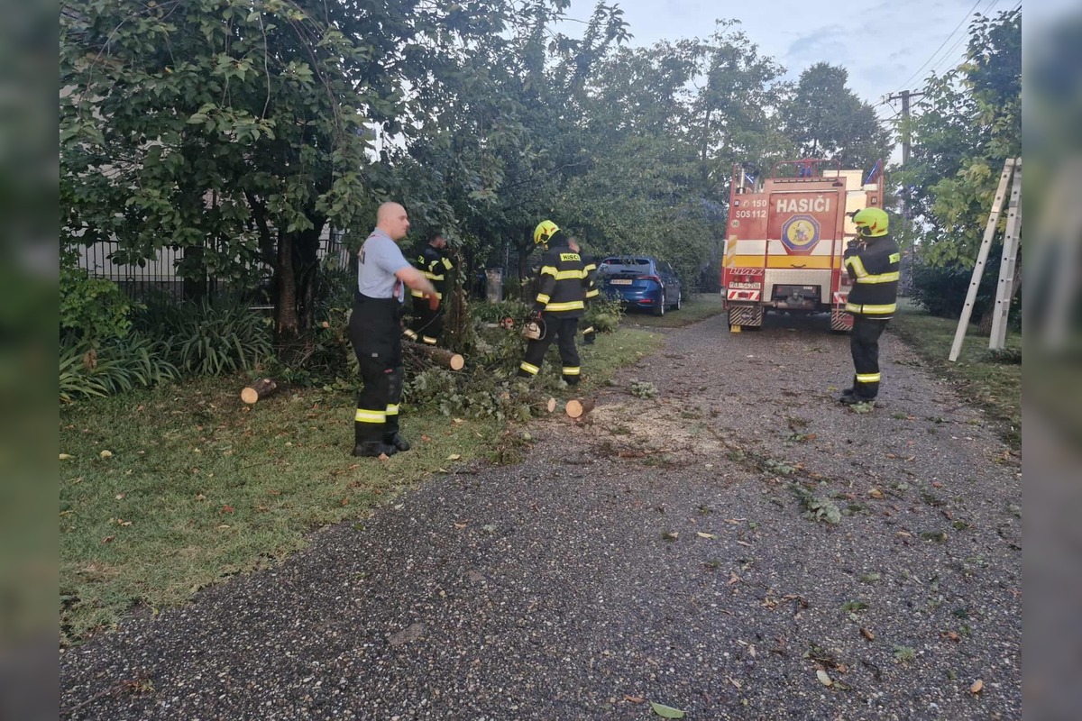 FOTO: Mäsiarstvo v Gbelciach vyhorelo počas búrky, hasiči zasahovali aj proti padajúcim stromom, foto 18
