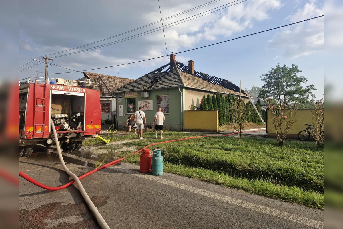 FOTO: Mäsiarstvo v Gbelciach vyhorelo počas búrky, hasiči zasahovali aj proti padajúcim stromom, foto 19