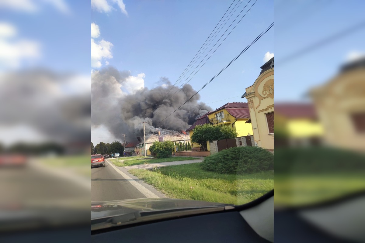 FOTO: Mäsiarstvo v Gbelciach vyhorelo počas búrky, hasiči zasahovali aj proti padajúcim stromom, foto 20
