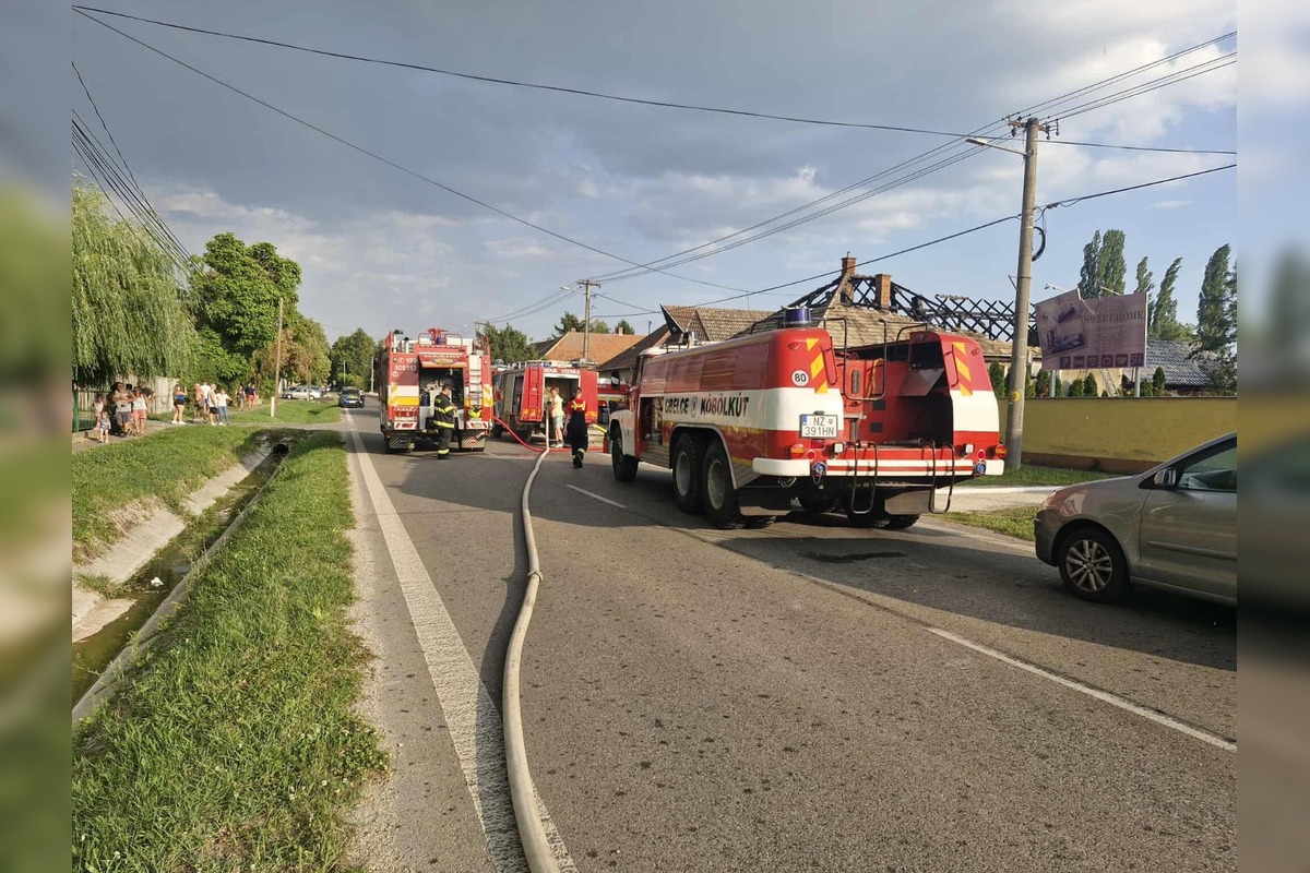 FOTO: Mäsiarstvo v Gbelciach vyhorelo počas búrky, hasiči zasahovali aj proti padajúcim stromom, foto 21