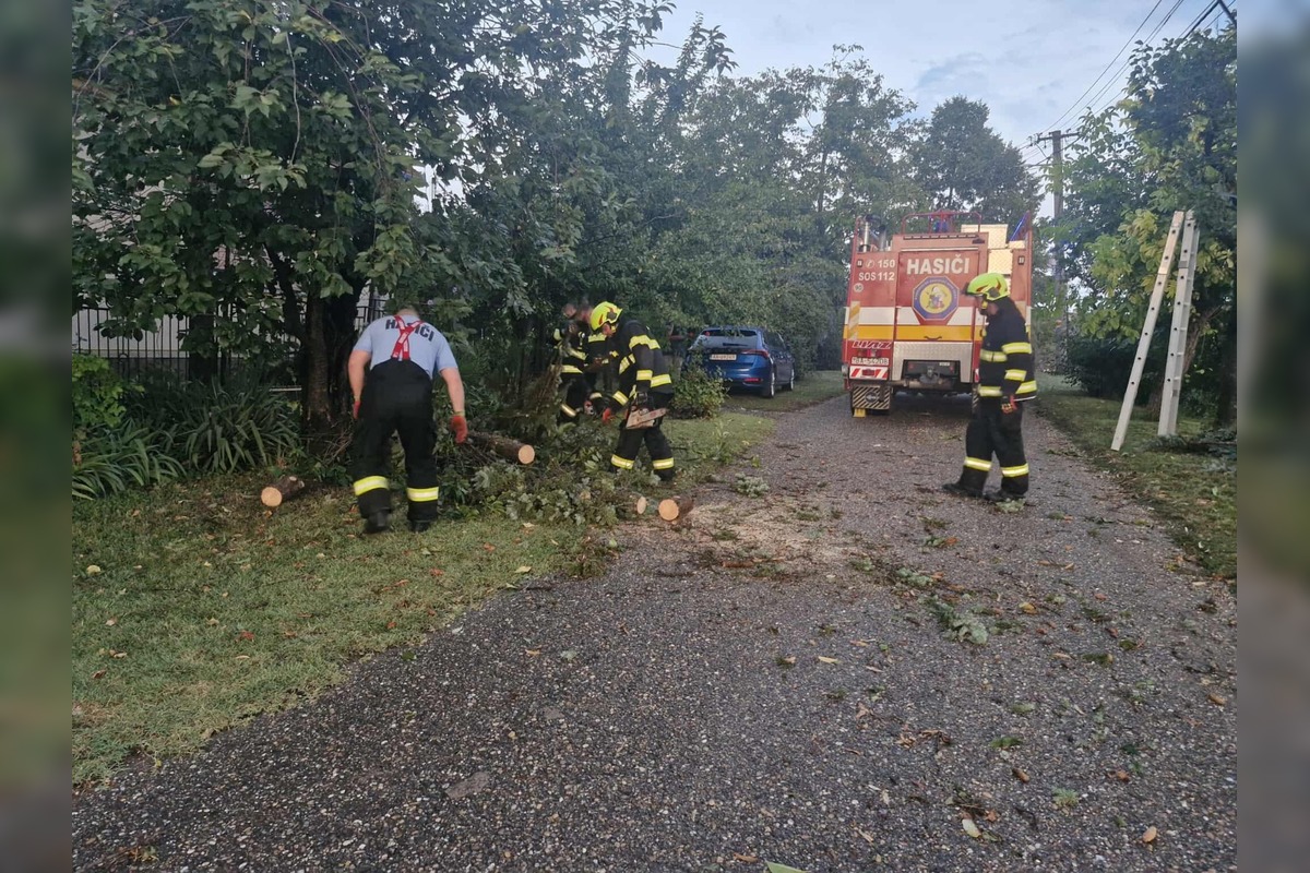 FOTO: Mäsiarstvo v Gbelciach vyhorelo počas búrky, hasiči zasahovali aj proti padajúcim stromom, foto 22