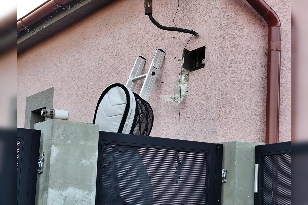FOTO: Hájske varuje pred sršňami, hniezda sa ukrývali pod strechou aj fasádou, foto 8