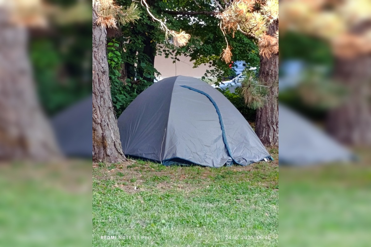 FOTO: Medzi panelákmi na Chrenovej si niekto postavil stan, vystrašil tým miestne zajace, foto 3