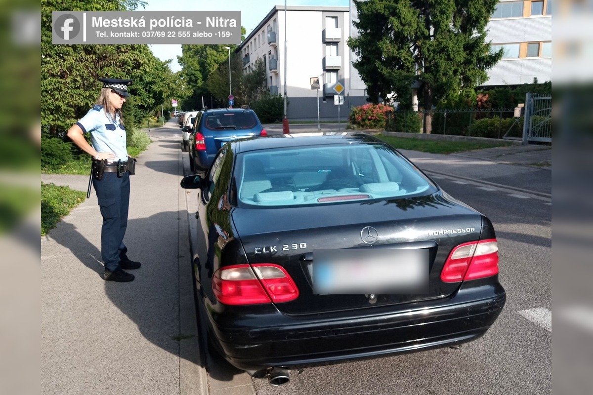 FOTO: Kuriózna situácia v Nitre. Muž a žena prespali v otvorenom aute, skončili v rukách polície, foto 3
