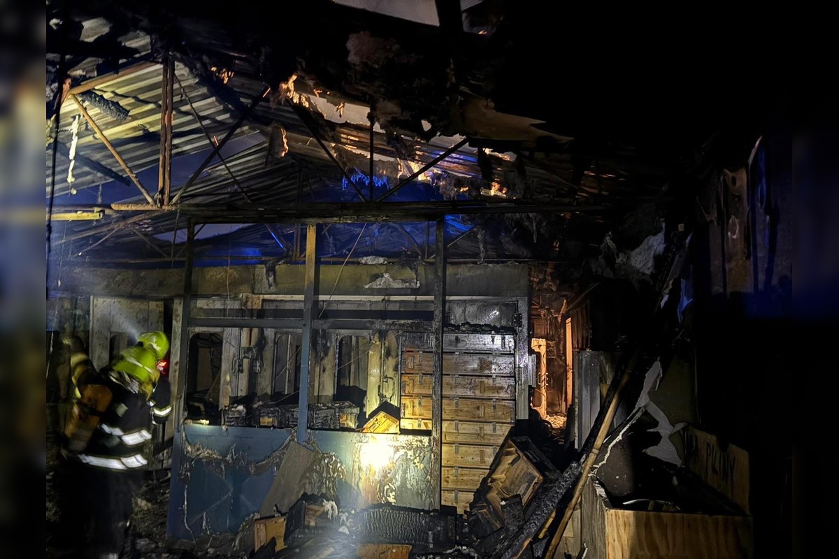 FOTO: Dráma pri Zlatých Moravciach: Halu v Skýcove pohltili plamene, hasiči s nimi bojovali celé hodiny, foto 1