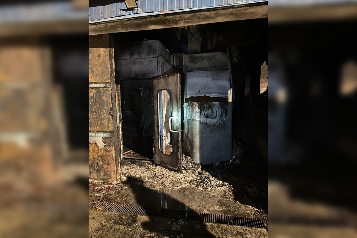 FOTO: Dráma pri Zlatých Moravciach: Halu v Skýcove pohltili plamene, hasiči s nimi bojovali celé hodiny, foto 2