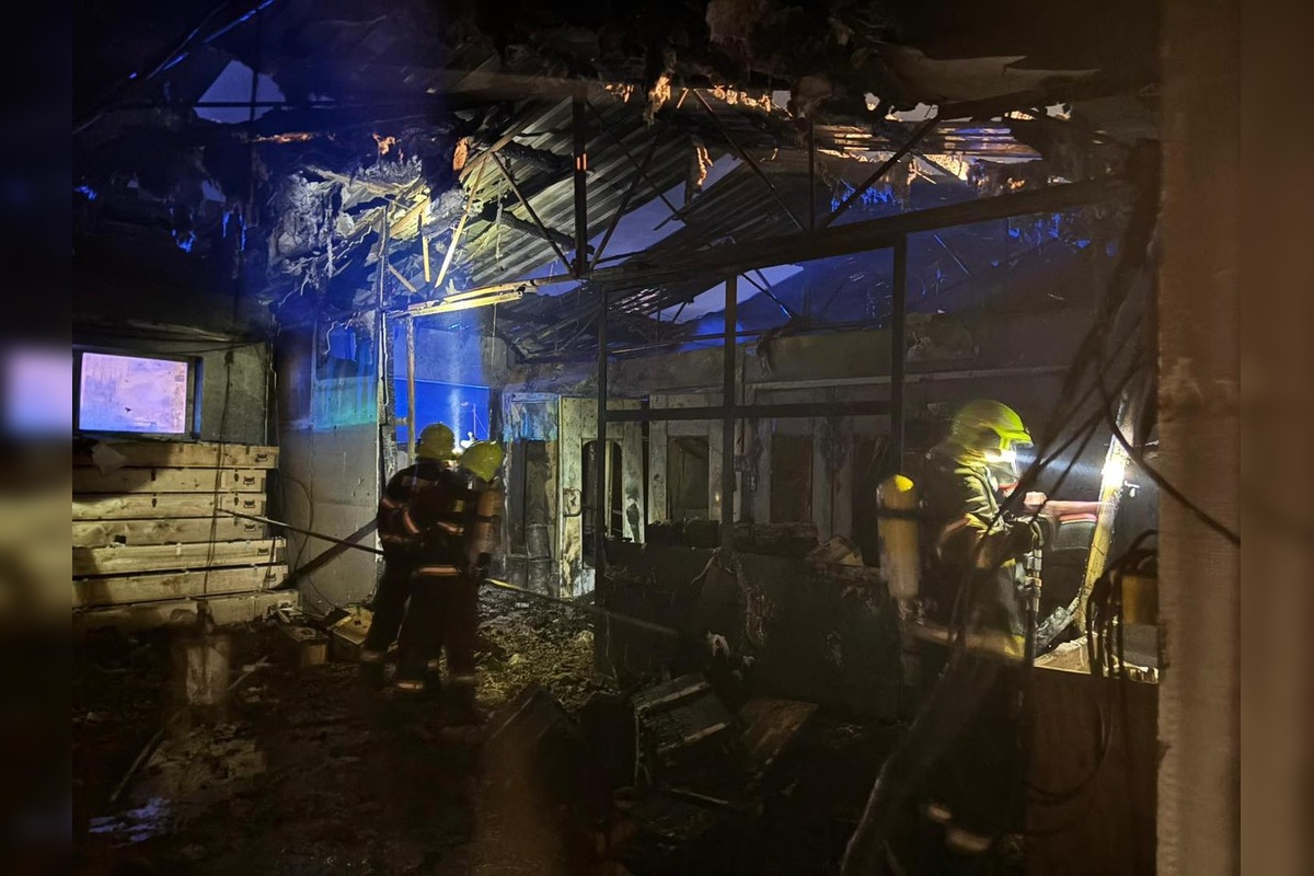 FOTO: Dráma pri Zlatých Moravciach: Halu v Skýcove pohltili plamene, hasiči s nimi bojovali celé hodiny, foto 4