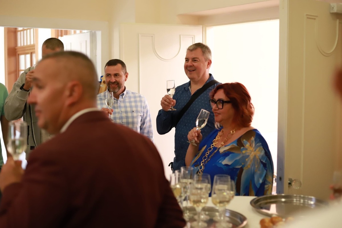 FOTO: Zlatí hádzanári z Topoľčian sa po troch desaťročiach vrátili na radnicu, foto 1