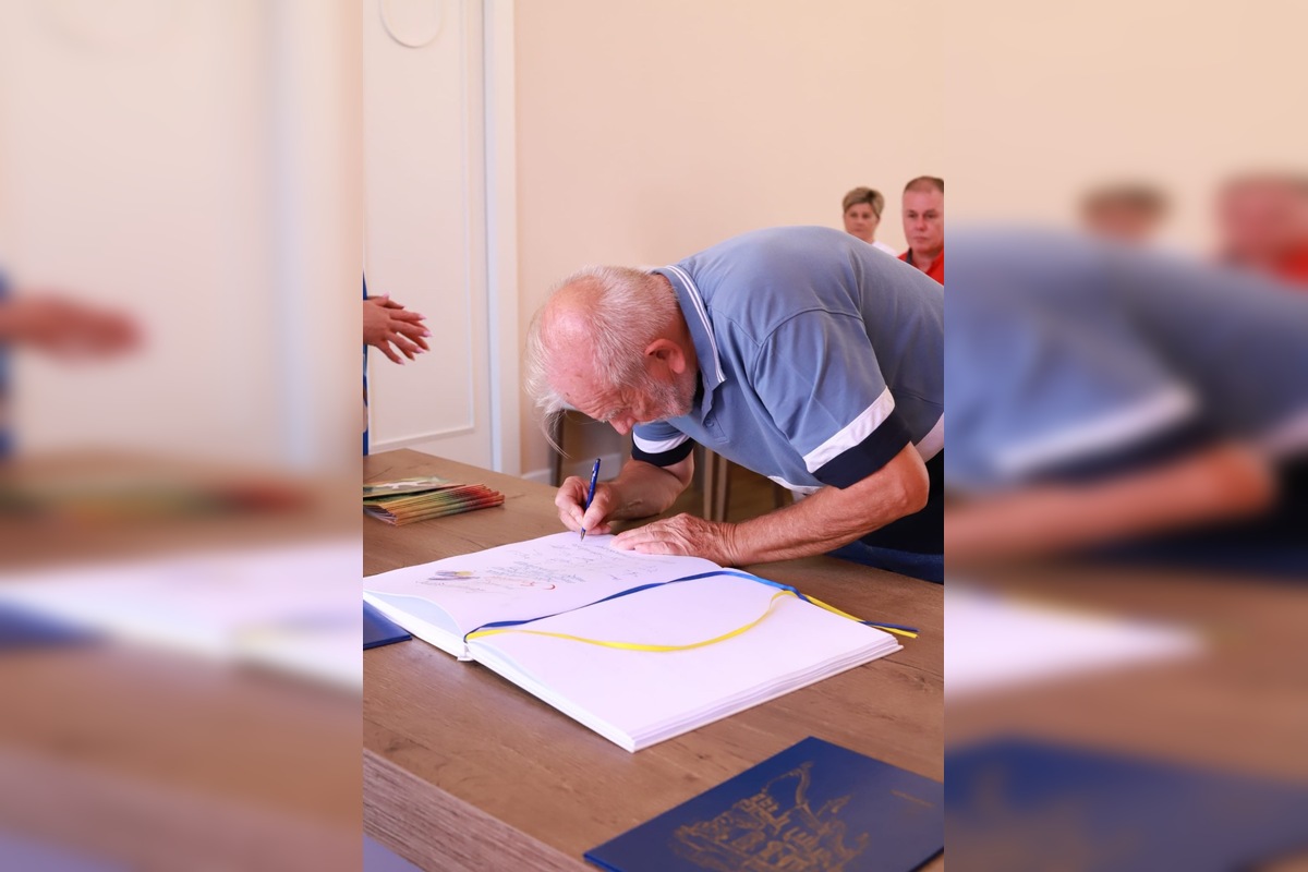 FOTO: Zlatí hádzanári z Topoľčian sa po troch desaťročiach vrátili na radnicu, foto 6