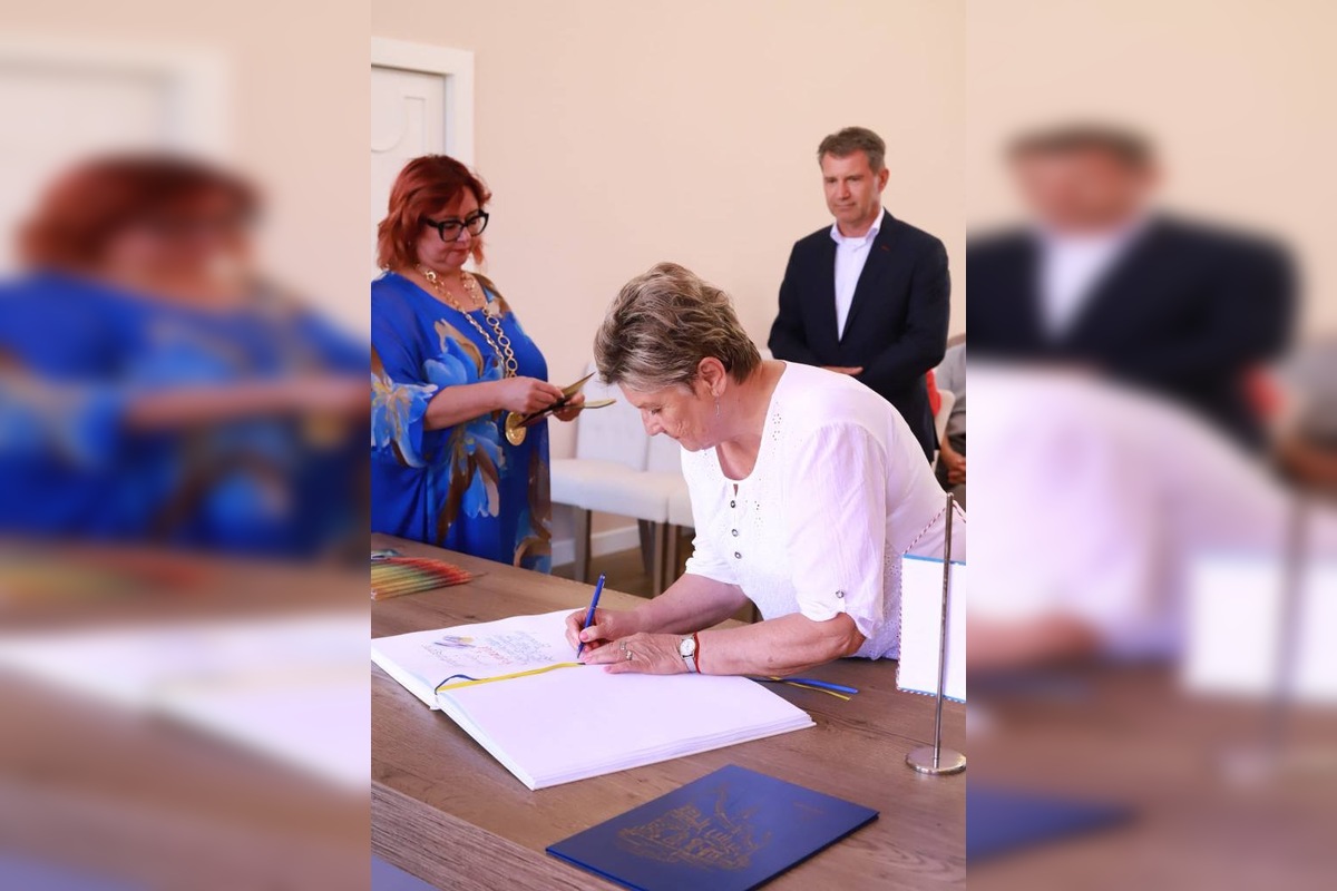 FOTO: Zlatí hádzanári z Topoľčian sa po troch desaťročiach vrátili na radnicu, foto 8