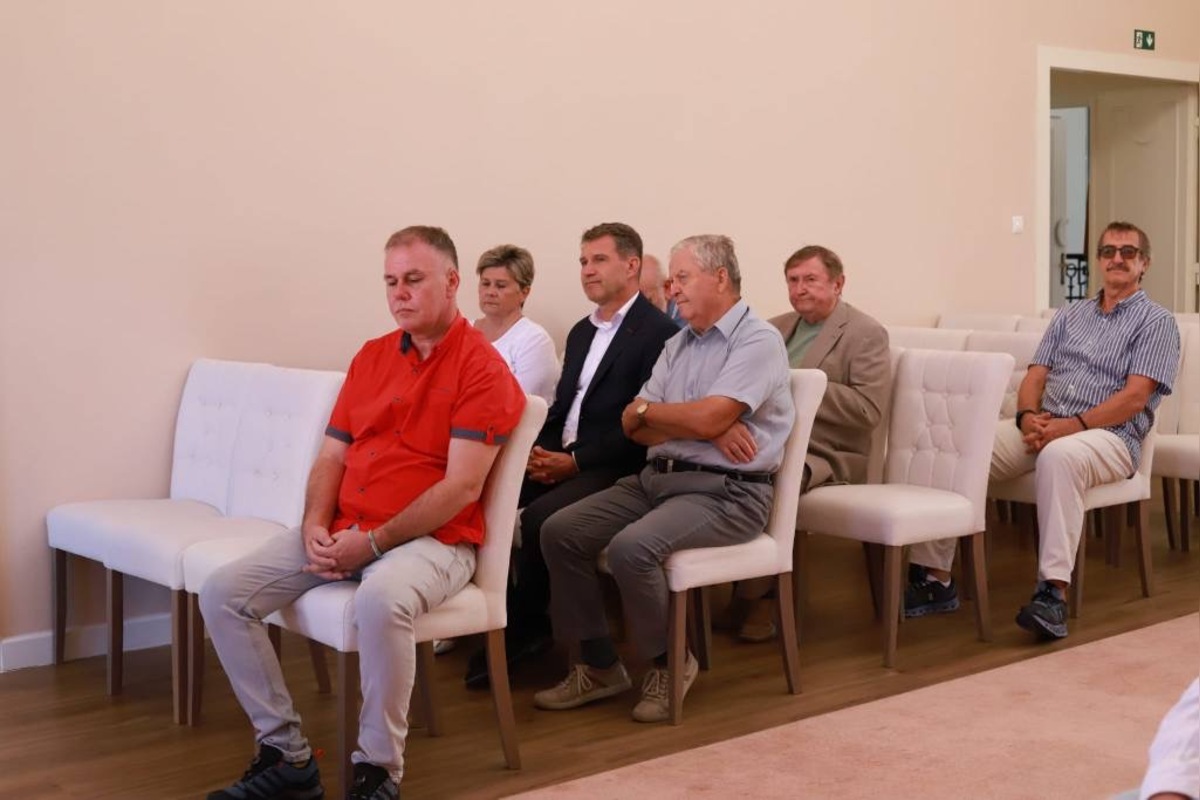 FOTO: Zlatí hádzanári z Topoľčian sa po troch desaťročiach vrátili na radnicu, foto 9