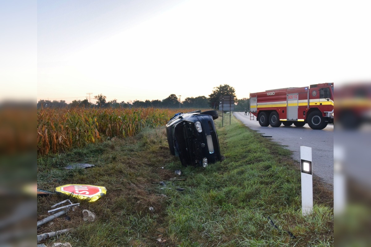 FOTO: Nehoda pri Nových Zámkoch si vyžiadala život 20-ročného dievčaťa, foto 1