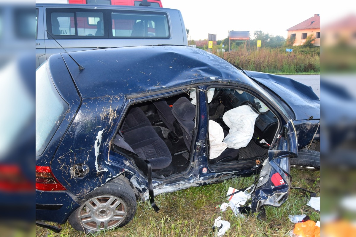 FOTO: Nehoda pri Nových Zámkoch si vyžiadala život 20-ročného dievčaťa, foto 2