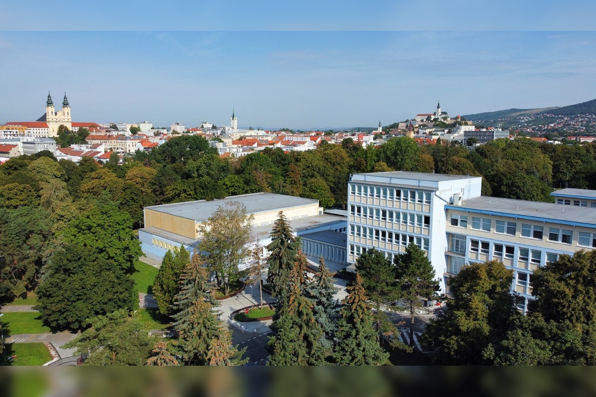 FOTO: Univerzita Konštantína Filozofa v Nitre otvára nový rok, čaká rekordné počty študentov z cudziny aj veľká párty, foto 3