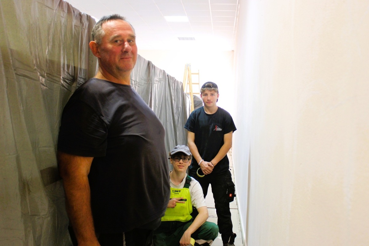 FOTO: Vojaci aj študenti spojili sily a pomohli pre deti, spolu obnovili detské oddelenie v nitrianskej knižnici, foto 1