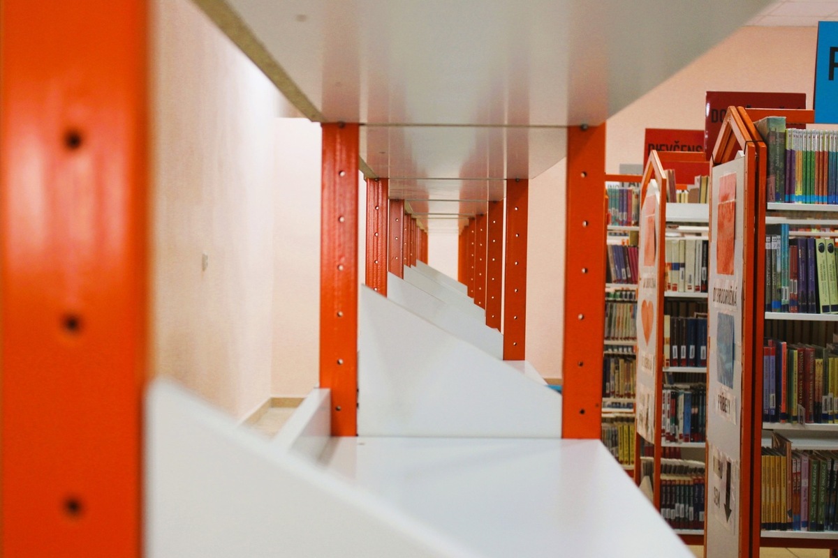 FOTO: Vojaci aj študenti spojili sily a pomohli pre deti, spolu obnovili detské oddelenie v nitrianskej knižnici, foto 2