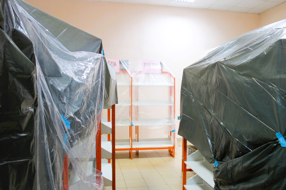 FOTO: Vojaci aj študenti spojili sily a pomohli pre deti, spolu obnovili detské oddelenie v nitrianskej knižnici, foto 3