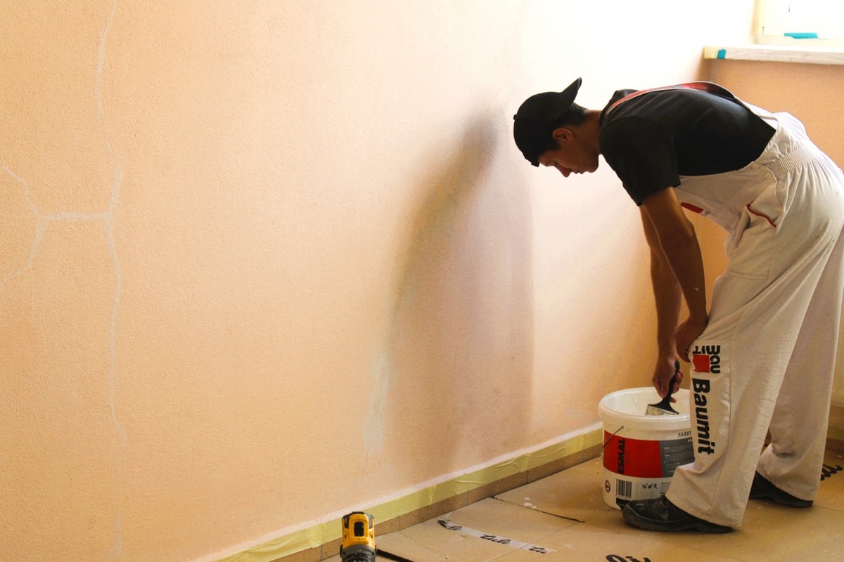 FOTO: Vojaci aj študenti spojili sily a pomohli pre deti, spolu obnovili detské oddelenie v nitrianskej knižnici, foto 4