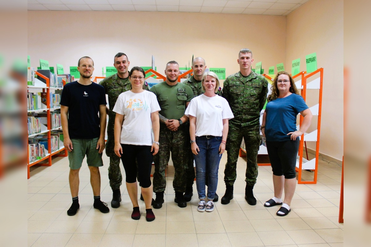FOTO: Vojaci aj študenti spojili sily a pomohli pre deti, spolu obnovili detské oddelenie v nitrianskej knižnici, foto 5