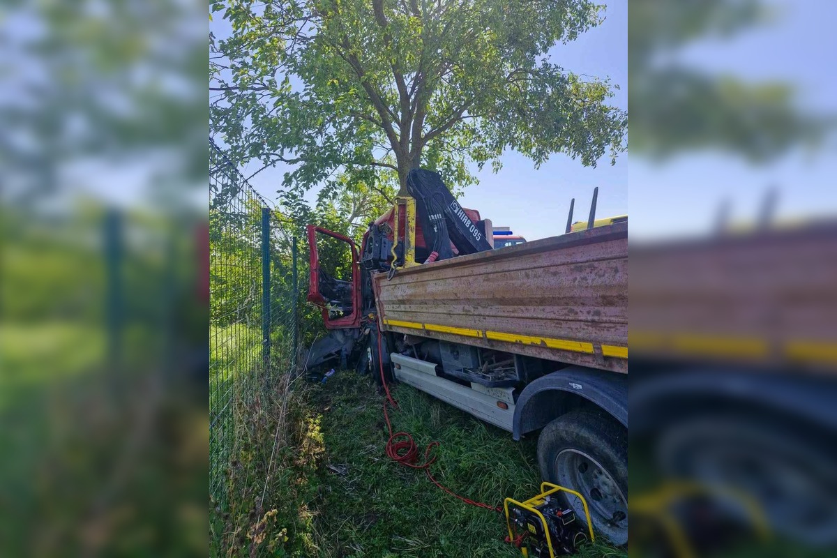 FOTO: Hasiči zasahovali pri čelnej zrážke medzi Poľným Kesovom a Rastislavicami, foto 2