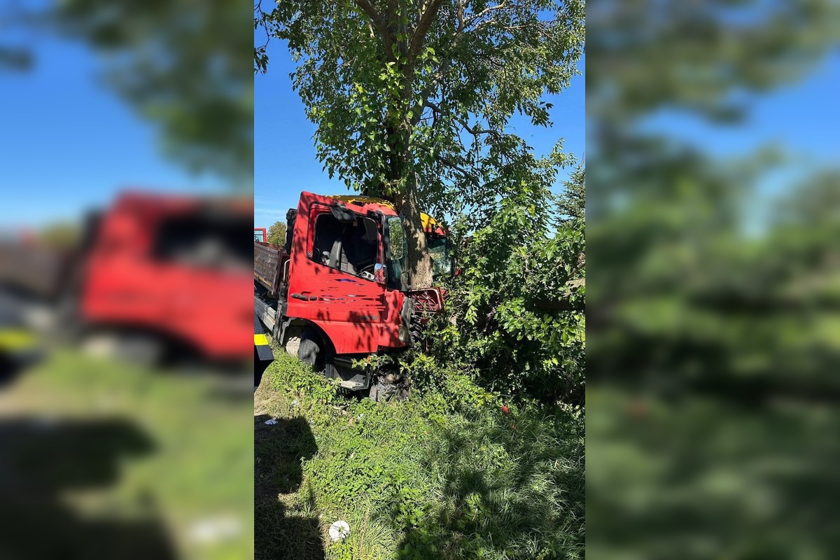 FOTO: Hasiči zasahovali pri čelnej zrážke medzi Poľným Kesovom a Rastislavicami, foto 4