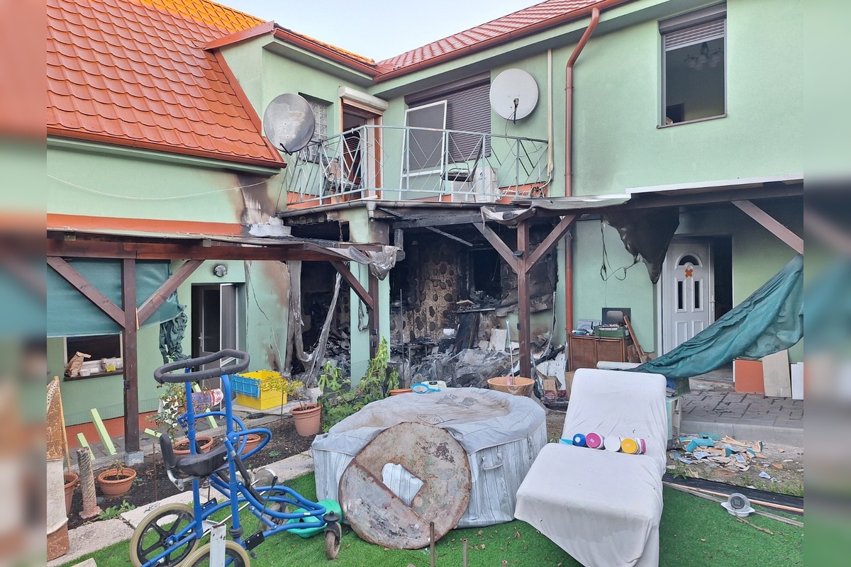 FOTO: Rozsiahly požiar v Šahách poškodil dom aj umelecký ateliér, obyvatelia pre rodinu vytvorili finančnú zbierku, foto 2